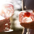 Miért a Beefeater Pink Gin a tökéletes választás egy könnyed partihoz?